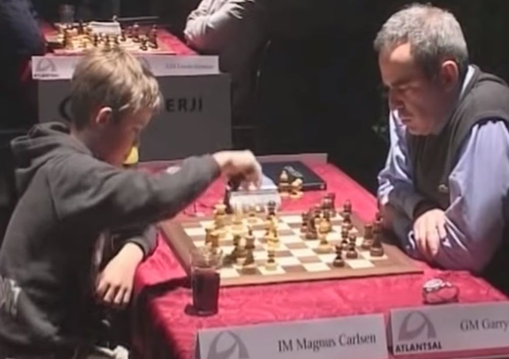 2004 年，13 岁的马格努斯·卡尔森 (Magnus Carlsen) 在雷克雅未克的一场快速比赛中画下了加里·卡斯帕罗夫 (Garry Kasparov)，震惊了国际象棋界。照片：《国际象棋王子》纪录片。