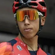 伊根·伯纳尔 (Egan Bernal) 在距离终点线几米处摔倒，开始了环加泰罗尼亚之旅。