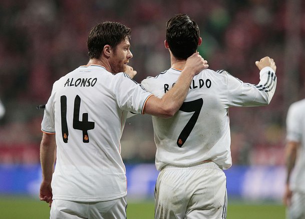 2014年，C罗和阿隆索在欧冠半决赛对阵拜仁慕尼黑的比赛中并肩作战。盖蒂图片社韩国