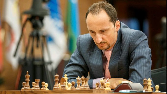 维塞林·托帕洛夫 (Veselin Topalov) 在世界国际象棋冠军赛中取得首场胜利