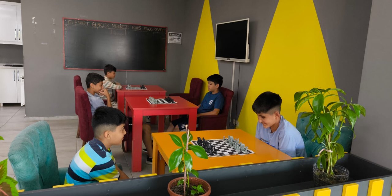 国际象棋锦标赛在阿格里举行，口号是“民族的胜利”